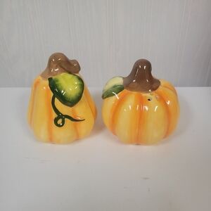 Tien Hasing International Pumpkins Salt and Pepper Shakers